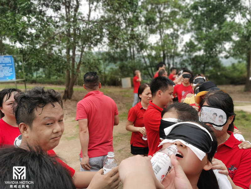 賣上銀妖精国产亚洲精品无码成人的小女孩2